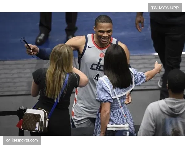 勒沃库森赛后球迷齐心同行 无论胜负共燃红黑热情