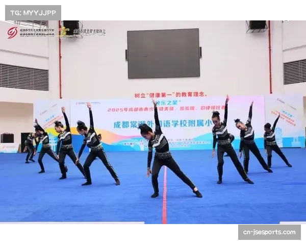 啦啦队活力表演点燃赛场气氛,观众互动热情高涨 啦啦队活力表演点燃赛场气氛,观众互动热情高涨